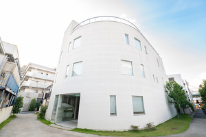 大泉こどもおとな歯科診療室 練馬区 大泉学園駅南口より徒歩5分の立地。曲線的な建物が目印