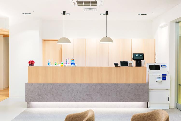 キラメキテラス歯科 鹿児島市 白と木目の爽やかでかつ温かみのある受付