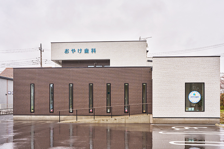 おやけ歯科医院 宇都宮市 宇都宮駅からバス。広々とした駐車場も完備