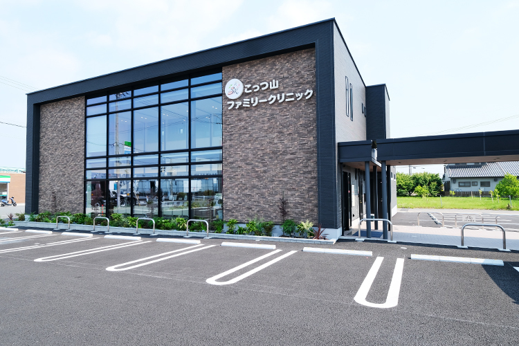 こっつ山ファミリークリニック 北名古屋市 ダークブラウンを基調としたカフェのようなデザイン