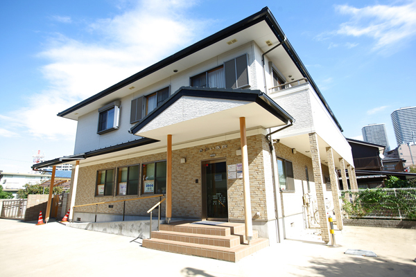 さかい医院 川崎市中原区 駐車場があり、車いすで入れるバリアフリー設計					