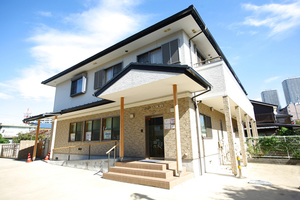 さかい医院 川崎市中原区 駐車場があり、車いすで入れるバリアフリー設計					