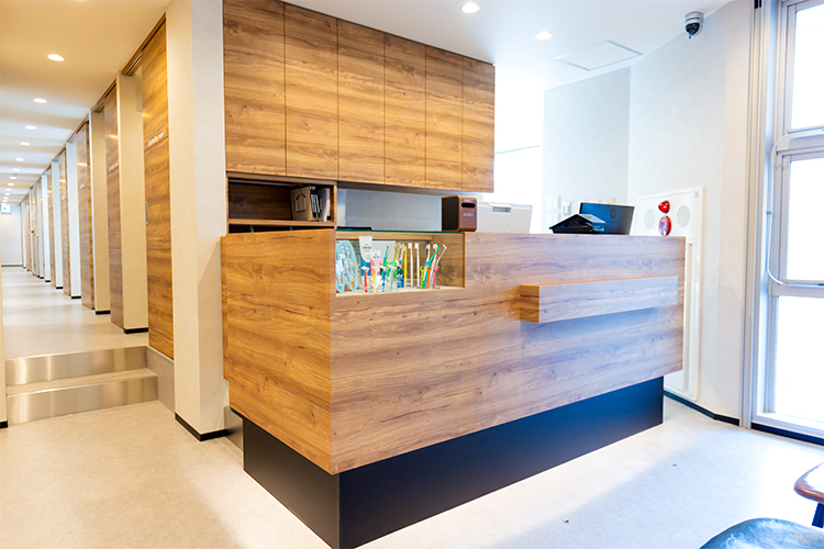 あいあーる歯科川崎駅小川町医院 川崎市川崎区 木目を基調としたリラックスできる清潔な院内