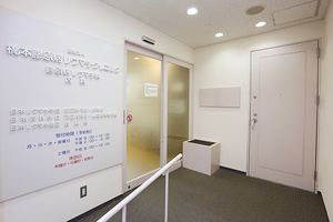 橋本膠原病リウマチクリニック 大阪市中央区 本町駅1番出口徒歩約5分、通院しやすい立地だ