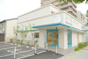 ひつじBaby＆Kids Clinic 大阪市住吉区 ペールブルーの窓枠が印象的な、住宅街に位置するクリニック