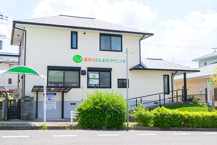 藤原台にしむらクリニック 神戸市北区 クリニック裏には6台分の駐車場を完備し、車での通院も可能