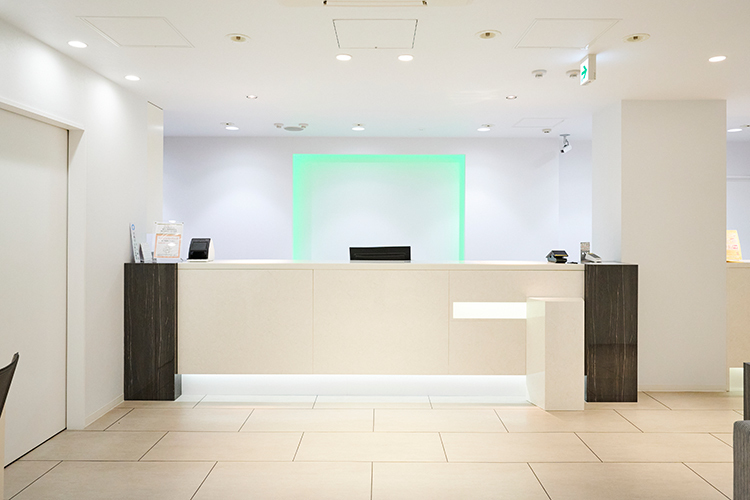 北村医院 川崎市中原区 受付の横には院内処方の薬局がある