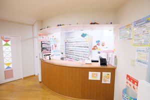 あいはら子どもクリニック 神戸市垂水区 明るく迎え入れてくれる受付