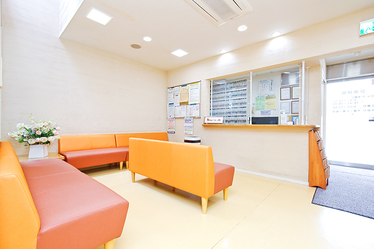 ならしの内科外科 船橋市 明るい日差しが差し込む待合室