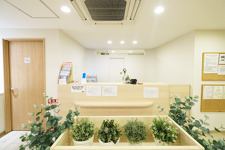 五反田駅前メンタルクリニック 品川区 受付スタッフが笑顔で迎え入れてくれる