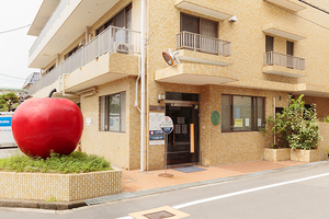 上り口歯科医院 伊丹市 駅から徒歩4分、大きなリンゴがトレードマーク