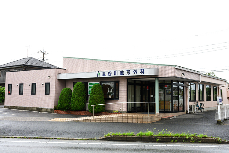 長谷川整形外科 千葉市若葉区 駐車場は35台完備され、遠方からでも通いやすい