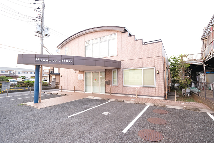 花野井クリニック 柏市 広々とした駐車場を完備。車での通院もしやすい