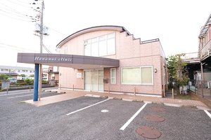 花野井クリニック 柏市 広々とした駐車場を完備。車での通院もしやすい