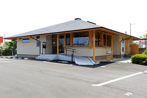 松岡こどもクリニック 桑名市 西別所駅から徒歩3分。ベビーカーのまま入れるバリアフリー設計