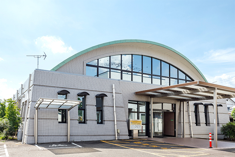 ホームクリニックみまた 北諸県郡三股町 広々とした駐車場を備え利用しやすいクリニック
