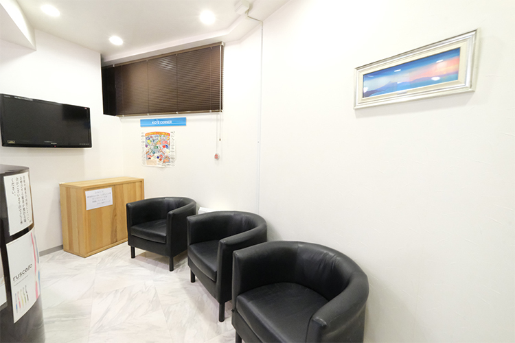きのした歯科クリニック 横浜市南区 ゆったりと腰を下ろせる待合室