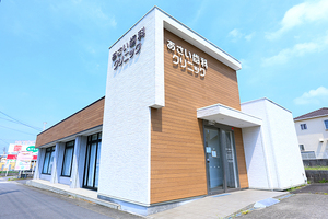 あさい歯科クリニック 碧南市 駐車もしやすく、木の温かみがあるクリニック