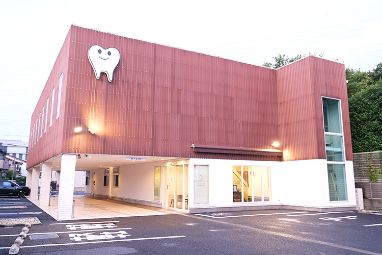 いのうえ歯科クリニック 桶川市 2017年に移転した「いのうえ歯科クリニック」。駐車場を完備