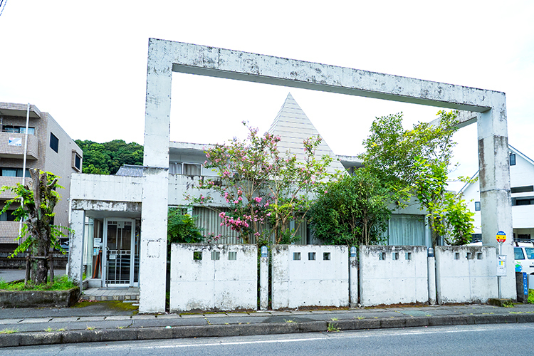 光葉歯科クリニック 鹿児島市 コンクリート壁と植樹のグリーンが印象的なモダンな外観