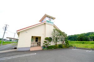 東郷なないろこどもクリニック 愛知郡東郷町 広々とした駐車場も完備