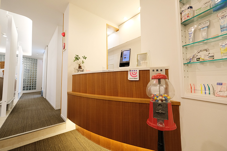 はやし歯科・矯正歯科 世田谷区 木目を基調とした温かみのある院内