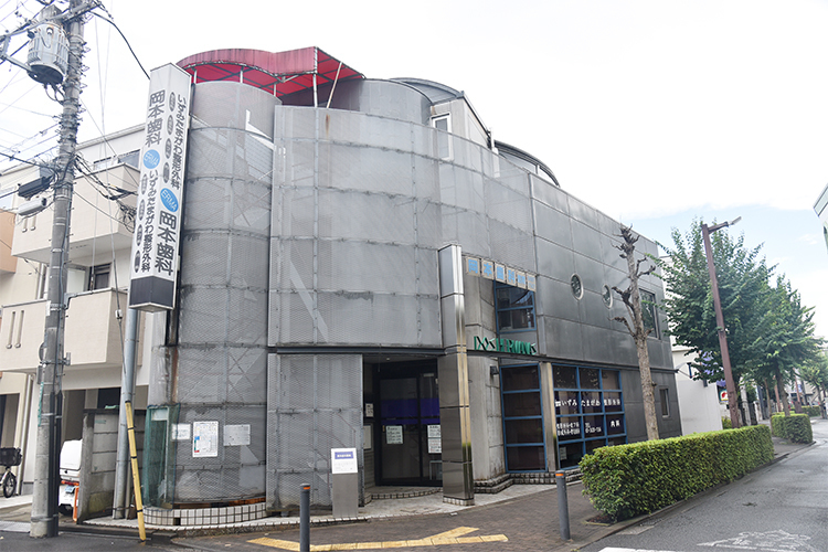 岡本歯科医院 狛江市 和泉多摩川駅東口改札からすぐの所にある
