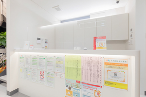 みき内科外科医院 高松市 スタッフが明るく応対する受付カウンター