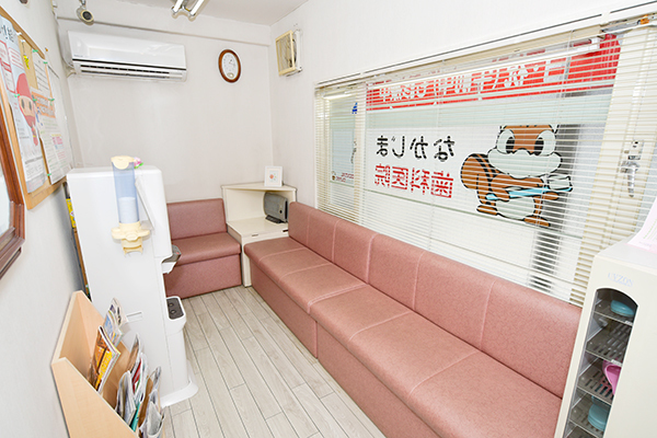 なかじま歯科医院 大阪市西淀川区 待合室の落ち着いた色合いでくつろげる