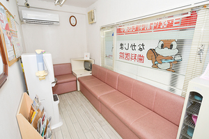 なかじま歯科医院 大阪市西淀川区 待合室の落ち着いた色合いでくつろげる