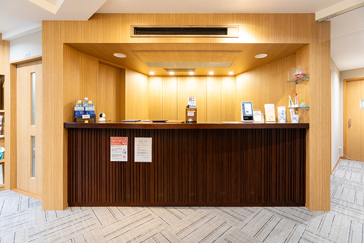 いとしま総合歯科インプラントクリニック 糸島市 ウッディーな色合いで落ち着いた雰囲気の受付