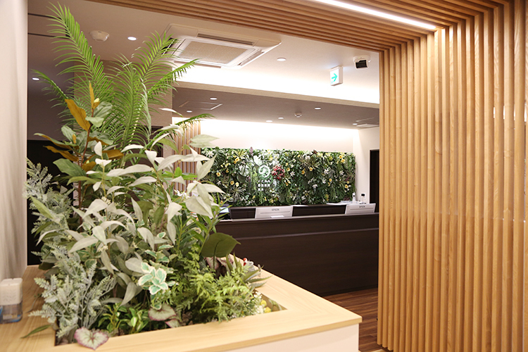 いたみと女性の野田医院県央 三条市 ウッドとグリーンで落ち着いた雰囲気のアプローチ