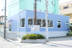 いわもと歯科医院 越谷市 東武伊勢崎線越谷駅より徒歩6分。駐車場8台分完備