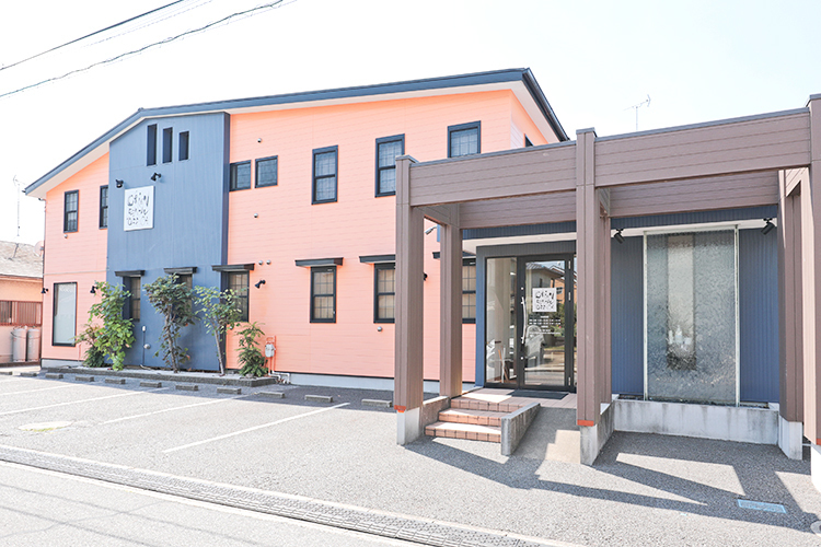 オリオン歯科医院 白井市 明るい色合いが印象的な外観。駐車場も完備している