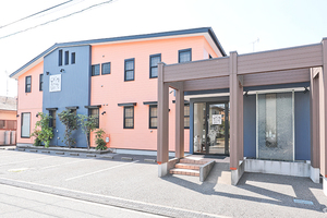 オリオン歯科医院 白井市 明るい色合いが印象的な外観。駐車場も完備している