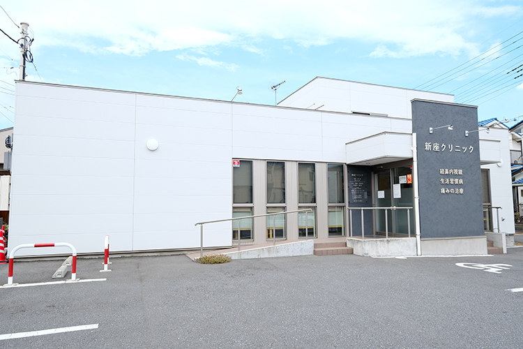 新座クリニック 新座市 駐車場も広く洗練された外観