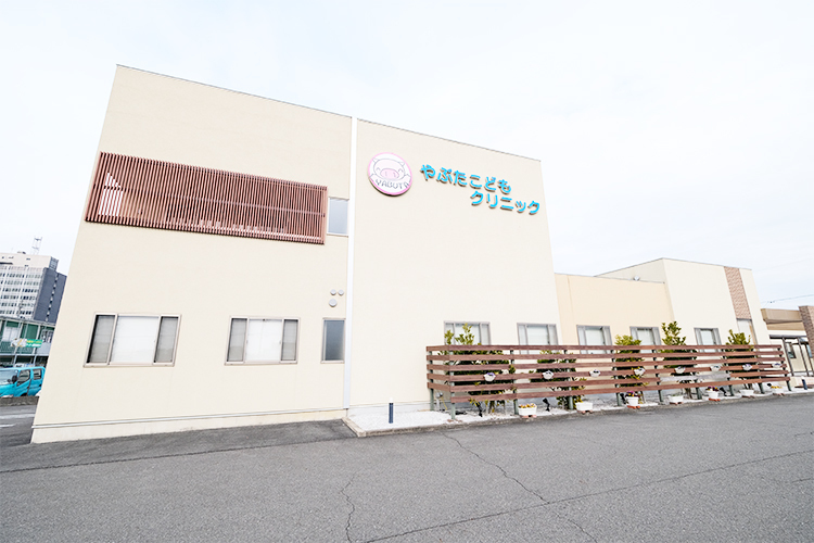 やぶたこどもクリニック 岐阜市 院内も広く、清潔感のある外観