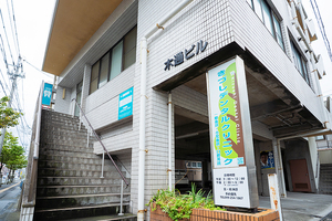 きづしデンタルクリニック 鹿児島市 荒田八幡駅から徒歩3分。4台収容の駐車場も完備