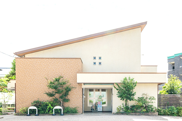 ひばりがおかこどもとアレルギーのクリニック 名古屋市瑞穂区 感染対策として入口を2つに分け導線を確保している