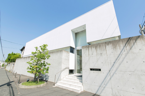 松下歯科医院 大府市 白を基調としたモダンな外観で駐車場も完備