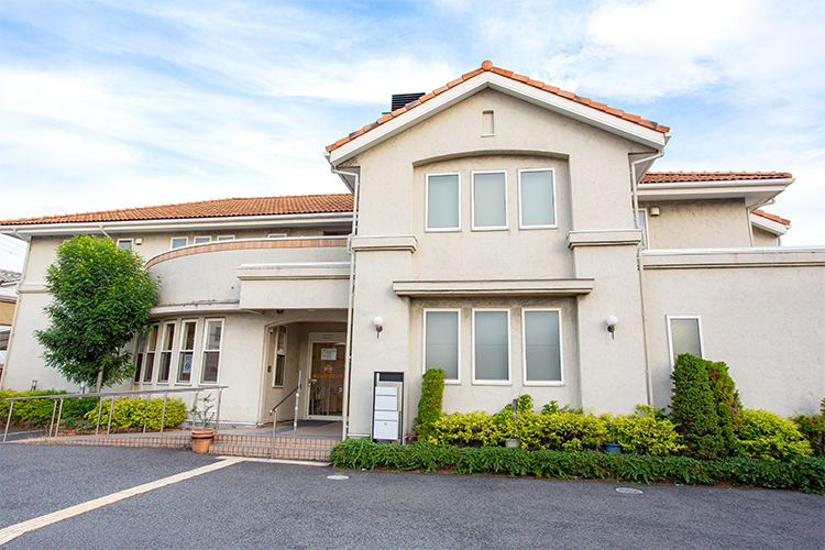ふじいクリニック 泉大津市 閑静な住宅街の幹線道路沿いに位置する
