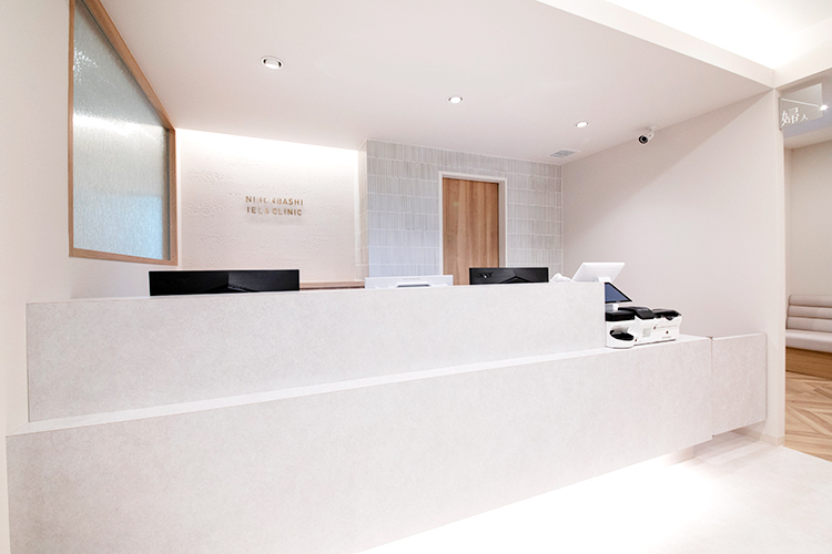 日本橋IELAクリニック 皮膚科・婦人科 中央区 ベージュグレーを基調とした落ち着いた雰囲気の院内