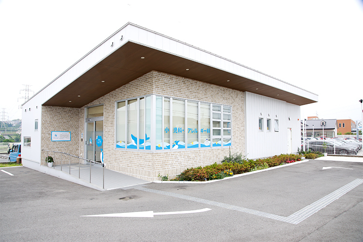 ぺんぎんキッズクリニック 大阪狭山市 広々とした無料駐車場を用意