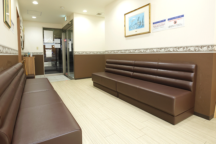 医療法人永山会　永山歯科医院 大阪市阿倍野区 バリアフリー設計で通路が広い待合室
