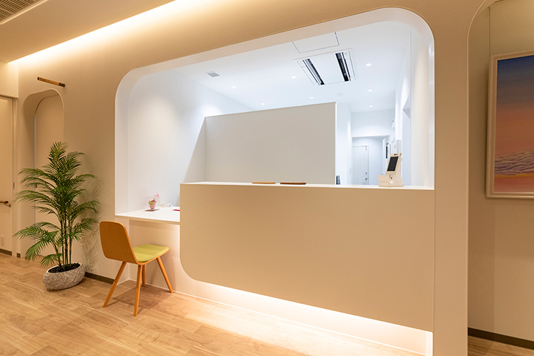 水藤乳腺甲状腺クリニック 善通寺市 ダウンライトが温かな印象を与える受付