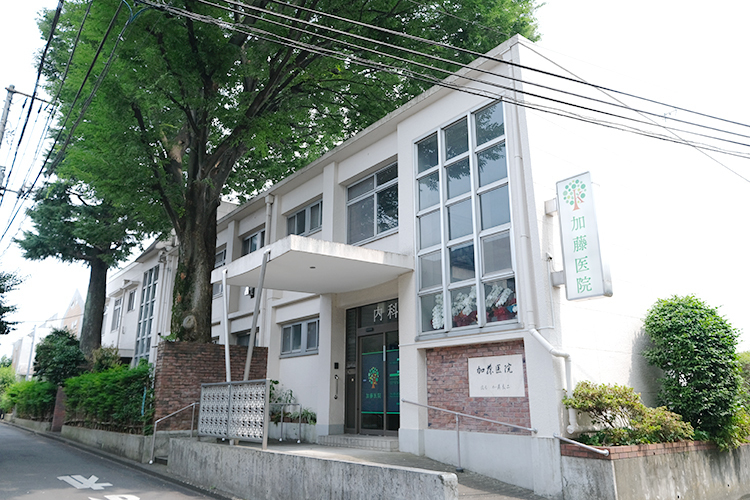 加藤医院 世田谷区 大きなケヤキの木が印象的な入口