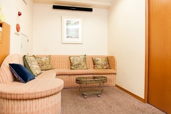 佐々木内科クリニック 千代田区 暖色系のインテリアでリラックスできる雰囲気の待合室