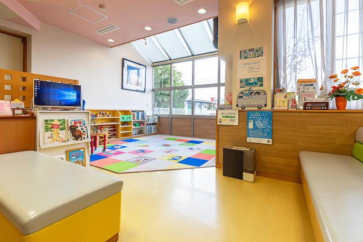 おざきこどもクリニック 観音寺市 広いキッズスペースを備えた、ぬくもりあふれる待合室