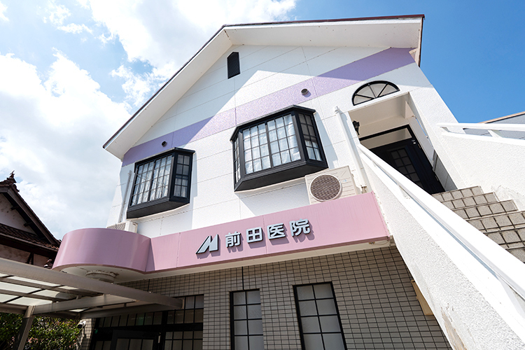 前田医院 東広島市 国道から入ってすぐのアクセス、駐車場は建物裏手にも整備