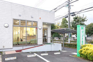 香川大学前はこざき歯科医院 高松市 緑色のロードサインが目印の、白い外観